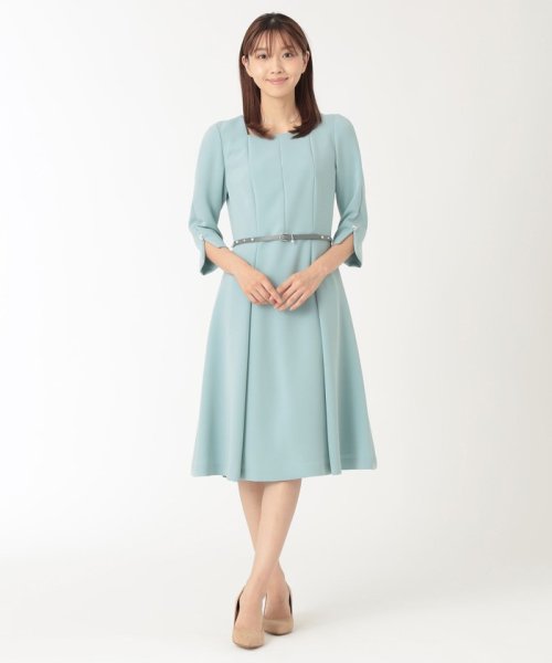 "ウエストを切り替えてスカート部分はインタックのデザインになっています。
袖は筒袖でアウターを羽織りやすいデザインになっています。"
