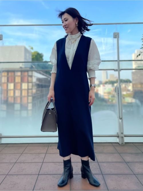 【着用サイズ】ブラウス：9号　ワンピース: 9号　きちんと見え秋の通勤コーディネートです。合わせるインナーできれいめにもカジュアルにも表情が変えられるジャンパースカート。シャーリングデザインが素敵なブラウスと合わせ、程よくトレンドを取り入れています。アクセサリーで遊び心をプラスするのもオススメです。

玉川高島屋SC　MODEL:H153cm