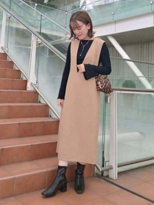 【着用サイズ】ニット：9号　ワンピース?9号 秋の女子会コーディネート。ゆったりシルエットのジャンパースカートはブラウスやカットソーとの合わせもおすすめ。今回はフレアスリーブのリブニットでシンプルながら女性らしく仕上げました。

玉川高島屋SC　MODEL:H157cm