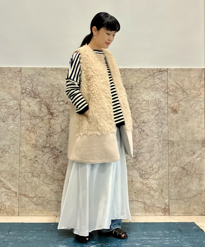 今シーズンおすすめのジレのスタイリング。二種類のエコファーを組み合わせたジレは着るだけで旬な表情に。今の時期はコットンニットにシルクワンピースを重ねて軽やかさを意識して。シルクの艶でカジュアルながらも洗練された雰囲気を演出。