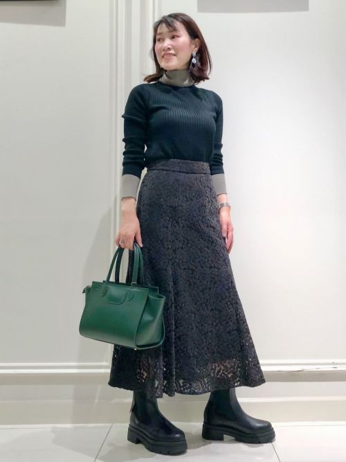 【着用サイズ】ニット：9号　スカート：7号 秋のお出かけに。甘辛ミックスコーディネートです。リブタートルニットはしなやかな伸びと肌触りの良さが毎シーズン人気の秘訣。甘めなレースのスカートにはバイカラーの配色タイプを合わせてシックにまとめるのがオススメです。

玉川高島屋SC　MODEL:H153cm