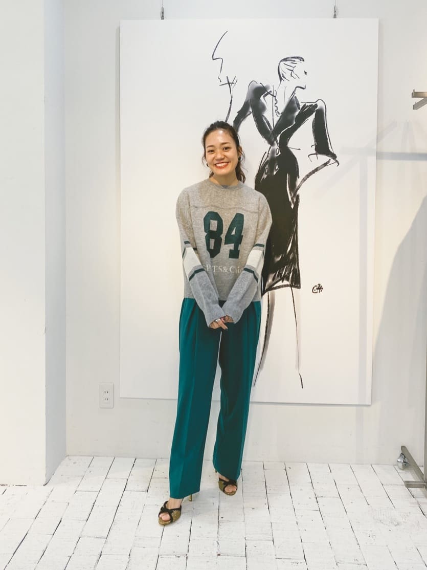 2022.10.25 UP

フロント部分にロゴが入った大人なラガーニット。

少し短めの丈感なのでインでもアウトでも着れて、合わせるボトムによって雰囲気を変えて頂けます！