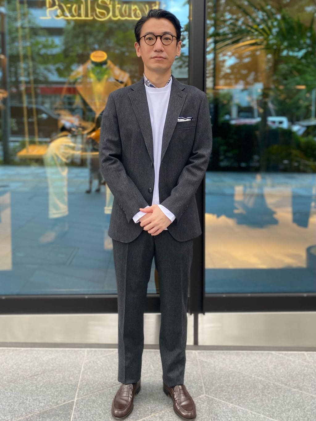 Stuart's Travelerよりセットアップのご紹介です。 軽く、ストレッチ性の高い素材を使用し、長時間の移動や出張等にも重宝します。 ビジネスからカジュアルまで幅広い場面で活躍します。
