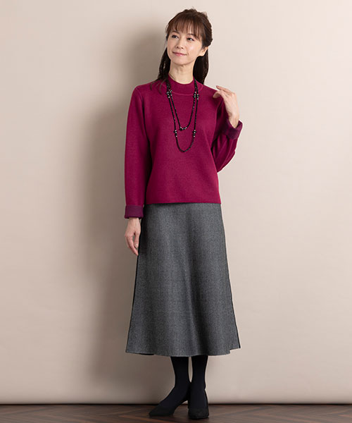 リバーシブルで楽しめるニットのセットアップで上品に。