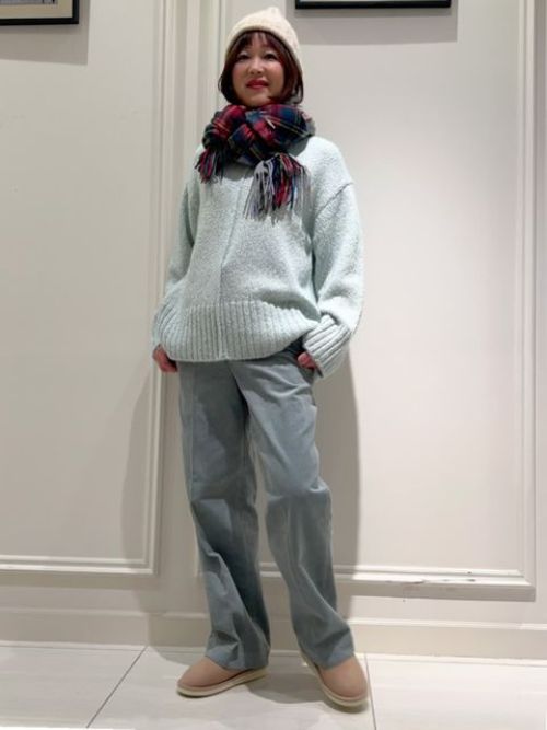 【着用サイズ】ニット：9号　パンツ：9号　リラックスして過ごしたい休日をテーマにスタイリングしました。ざっくり感が可愛いニットはとても軽い着心地です。ワントーンコーディネートは上下を異素材で合わせる事でメリハリが出て、お洒落度がぐっとアップします。足元をパンプスに変えて、オフィスカジュアル仕様にアレンジするのも◎

玉川高島屋SC　MODEL:H164cm