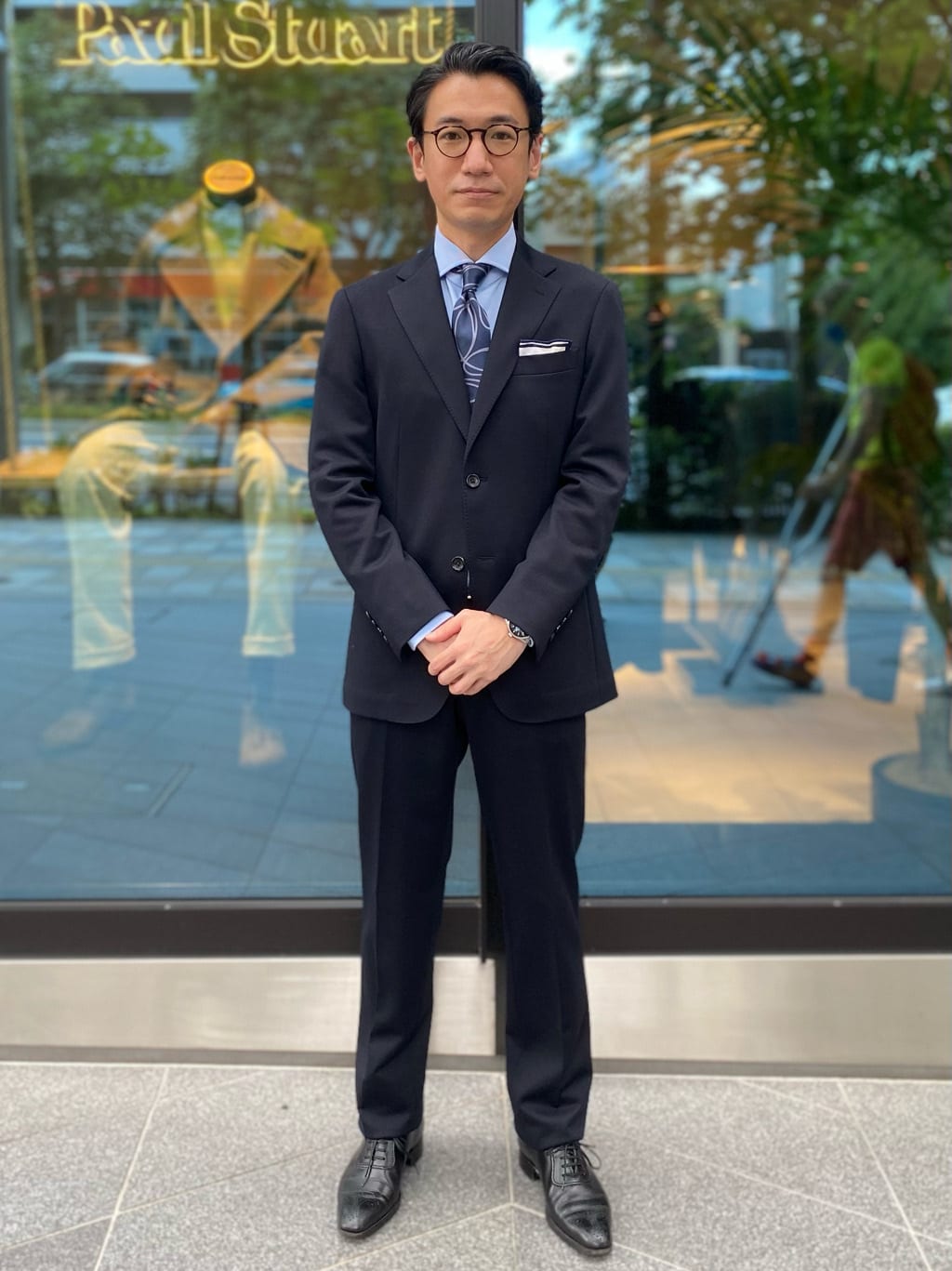 Quintessential Collectionより新作スーツのご紹介です。 こだわりのジャージ素材を使用した、定番のネイビー無地スーツ、高いストレッチ性と程よい光沢感があり、ビジネスはもちろん、披露宴や入学式、卒業式等の晴れの日まで幅広い場面でご着用になれます。
