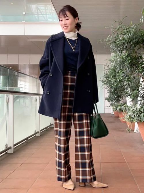 【着用サイズ】コート: 7号　ニット：9号　パンツ：5号　トラッドテイストを取り入れた通勤カジュアルコーディネートです。堅い印象になり過ぎない襟、肩周りのデザインが程よくトレンド感を出しているPコート。チェックのワイドパンツとの合わせも上品な大人のカジュアルスタイルに決まります。

玉川高島屋SC　MODEL:H153cm