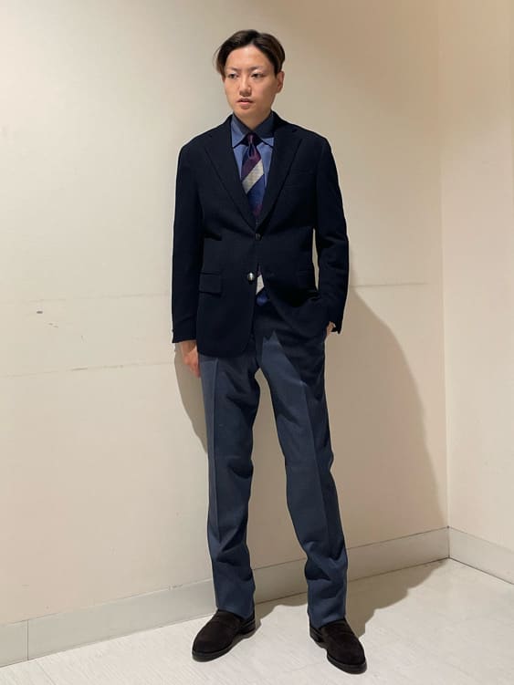 STUART'S TRAVELERシリーズから、新作のブレザーをご紹介！バスケットジャージーと言う、ストレッチ性の高い素材のブレザーで、着用した時に、"柔らかいし、着やすいな"とすぐ実感したんですが、パットを入れないアンコン仕様なので、素材と合った柔らかいシルエットを表現してくれます。アーバンにご利用いただける１着ですね！ 又、PaulStuartらしい差し色に紫を入れたレジメンタルタイをメランジシャツと合わせる事で、ビジカジュに対応したvゾーンをつくる事もできました。 上着、インナーと、オンオフ対応できる素材感なので、トラウザーズはしっかりとした艶のあるパンツを着用し、全体的には落ち着いた印象に仕上げております。
