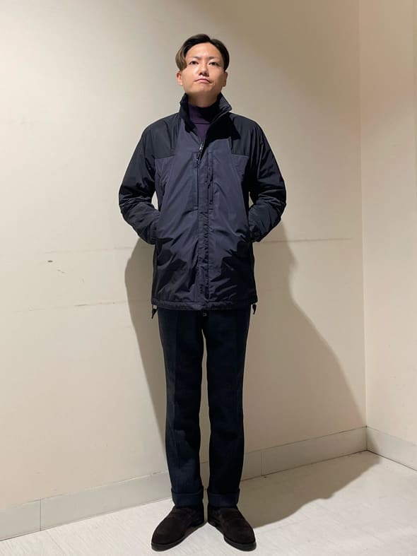 STUART'S TRAVELERシリーズから、ブルゾンをご紹介！着心地が軽く、重ね着する際も楽にお召しいただける１着。奥ゆくのある光沢感がアウトドアすぎず、ジャケット、セットアップと一緒に着用してもおかしくありません。又、袖を通した時の、繊維特有のサラサラとした音が、カジュアルで着用しているような安心感がございますので、ビジネスと併用でお使いいただいても、気軽にご利用いただけますよ。

