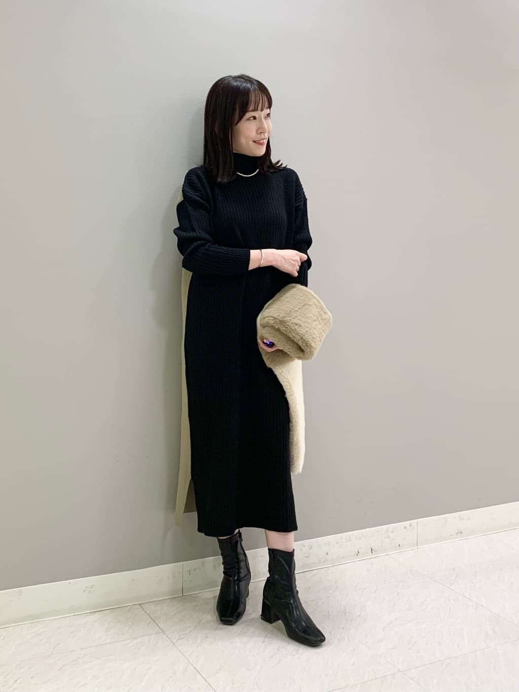 【骨格ウェーブ、サマー】シンプルながら配色がモードな印象のワンピース。ほとんど体のラインを拾いませんが、サイドの配色切替がほんの少しだけ腰元に沿うことで、ダボっとした印象を与えずシャープに着こなせます。私の身長でふくらはぎ中程の丈感で、アウターやシューズを問わず合わせやすいです◎
