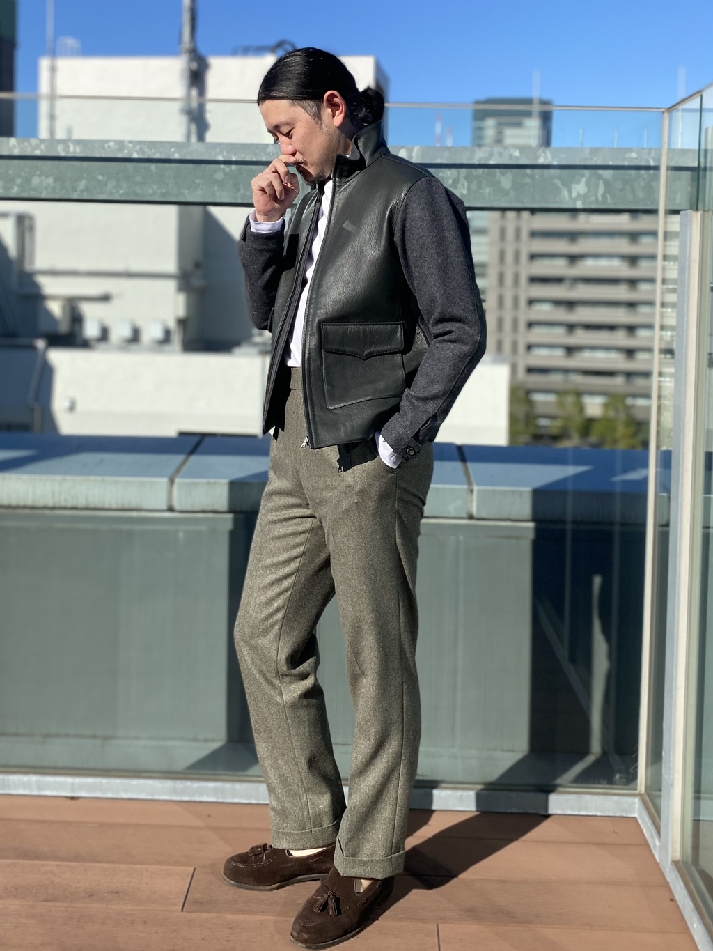 今回ご紹介するのはこちら 【メルトンコンビフライトジャケット】 通常革ジャンだとハードな印象になりがちですが、袖や背面をウールメルトンの異素材にしていることで、柔らかい風合いと秋冬らしい印象になります！ カジュアルパンツは勿論ですが、写真の様にウールスラックスでドレッシーな革ジャンスタイルがオススメです！
