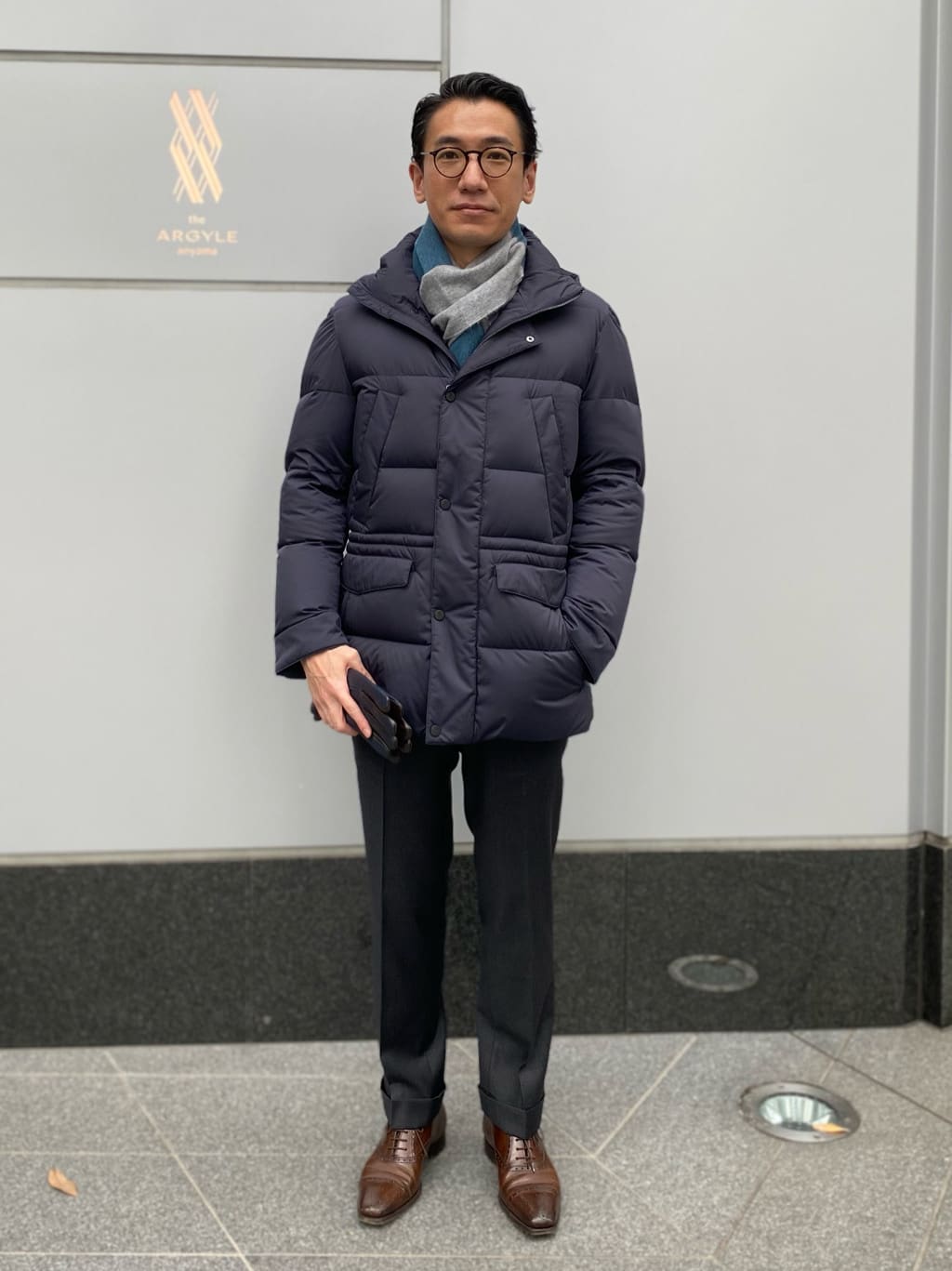 ポールスチュアートよりダウンジャケットのご紹介です。 程よい光沢感のある素材を使用、スーツにも相性がいいです。 ビジネスからカジュアルまで幅広い場面でご着用頂けます。
