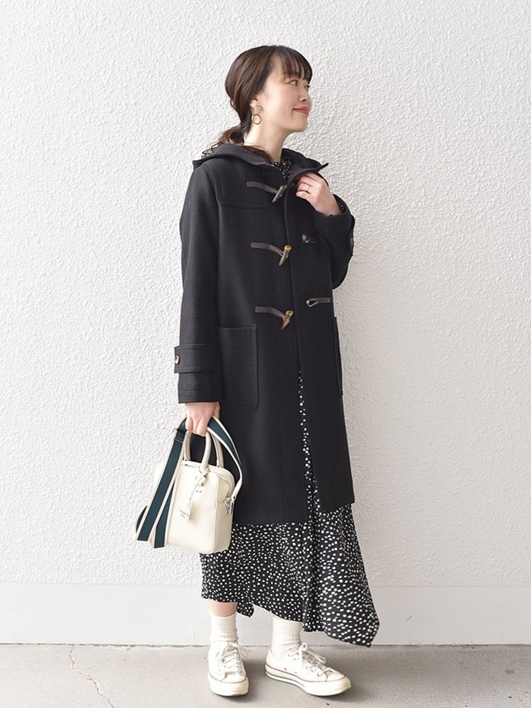 毎年活躍しそうなベーシックなダッフルコートに、ライン入りのショルダー付きバッグでトラッドに。
インナーのワンピースとの相性も◎