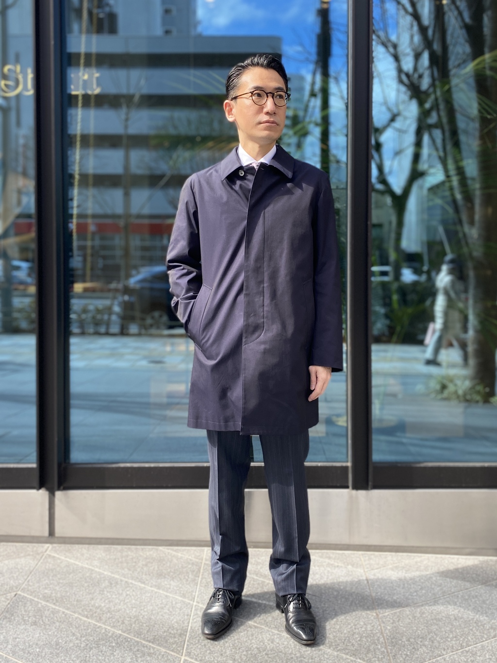 バルカラーコートのご紹介です。 軽い着心地と、耐久性、ストレッチ性を兼ね備えた素材です。 ビジネスからカジュアルまで様々な場面でご着用になれます。
