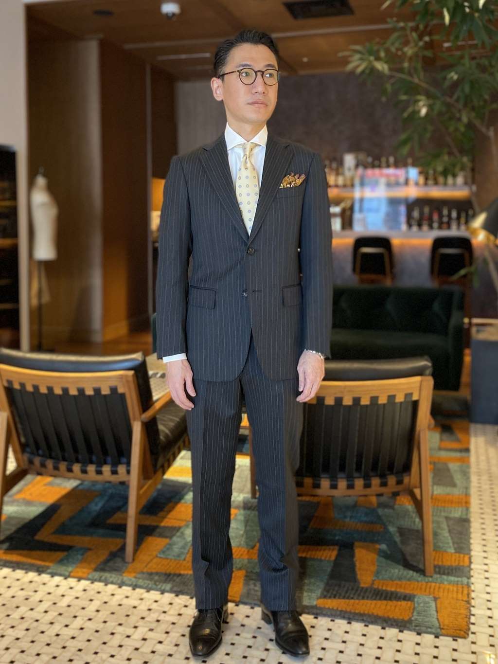 オルタネイトストライプスーツのご紹介です。 程よい光沢感と、コシが強く反発力に富んだ素材感が特徴です。
