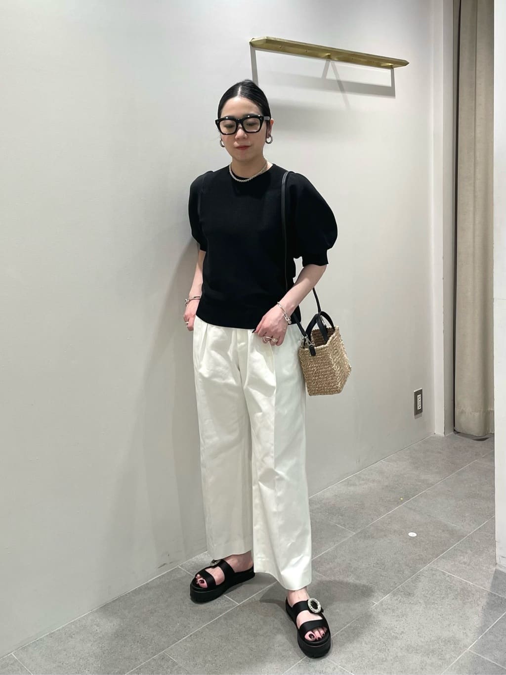 モノトーンですが、パフスリーブニットやビジューサンダルでフェミニンな雰囲気のコーディネートにいたしました。