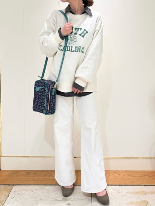 ホワイト×グリーンで
爽やかな印象になるようにコーディネート。

縦型のショルダーなので
バランスが取りやすくスタイル良く見えます◎