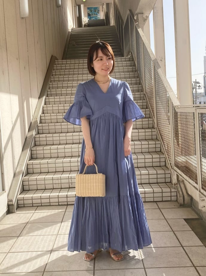 毎年人気のMARIHAのワンピース。
肌触りが良く、二の腕をカバーしてくれるデザインでとても着やすいです。
さらりと一枚で着て頂くのがおすすめです。