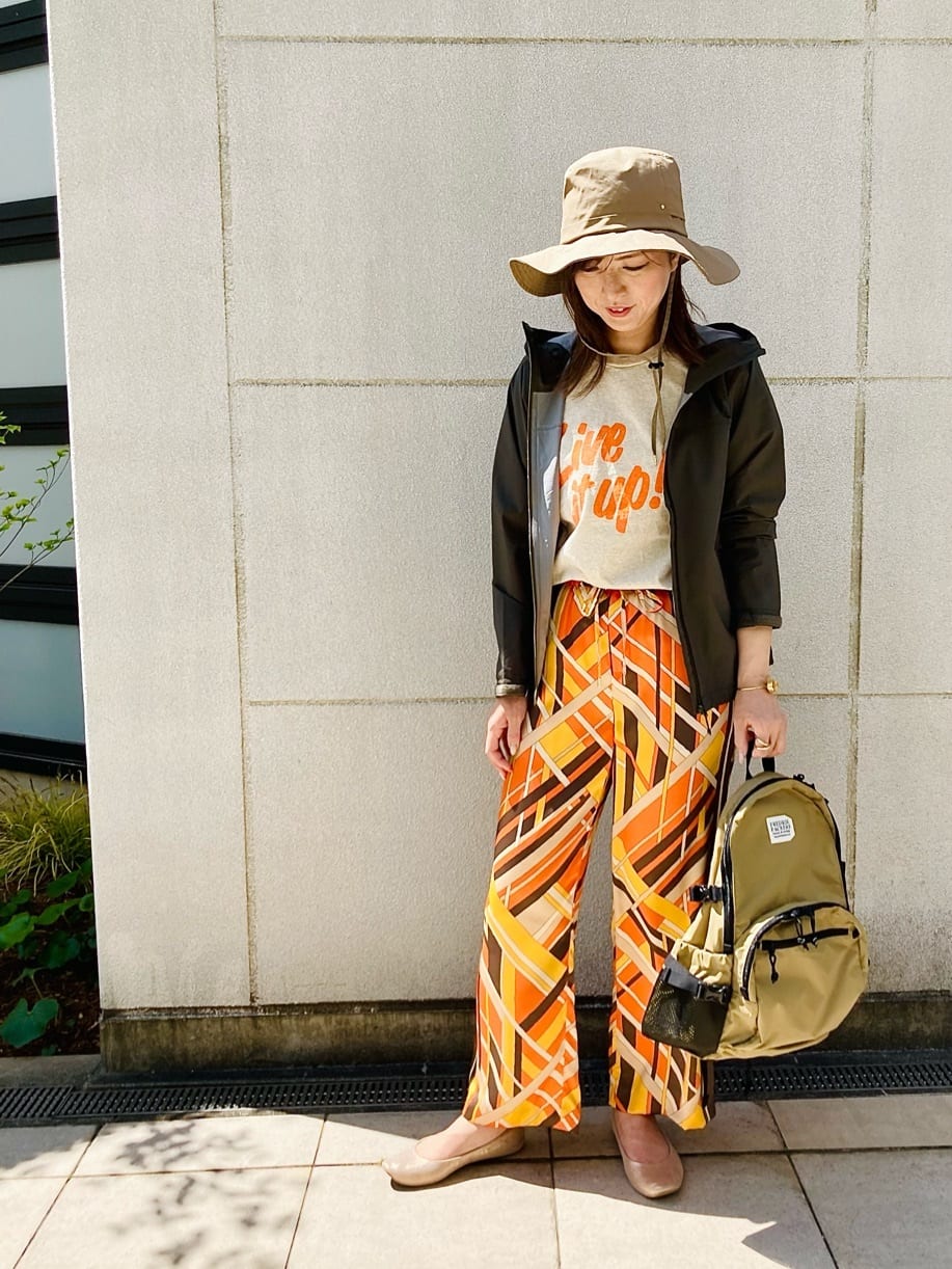 キャンプやアウトドアなど、戸外でのお出かけにオススメのスタイリング！ブルゾンは、雨避けにも風避けにもなる機能性が高い優れ物☆紫外線対策もツバの広いハットでバッチリです♪