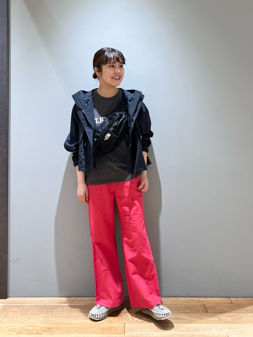 カラーパンツを差し色にアクティブなコーディネートにしました。