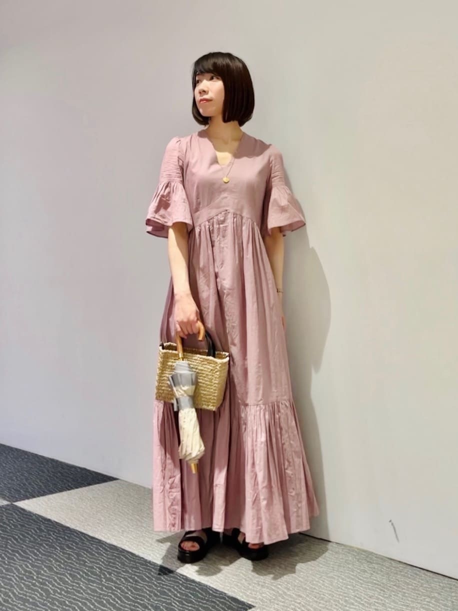 ワンピースをメインに夏を意識したコーディネート。
カゴバッグの持ち手とサンダルの色を合わせて統一感を出しました。