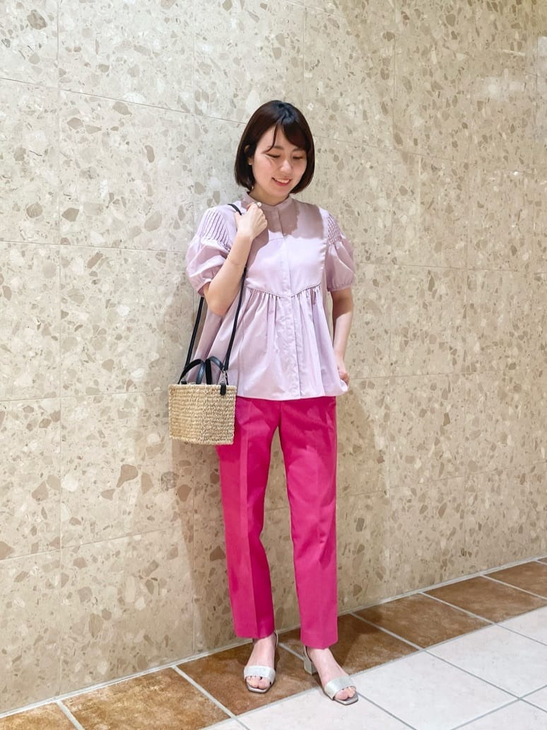 ブラウスはAラインのシルエットになっており、細身のパンツで合わせて頂くとすっきり着用頂けます。
ピンクのワントーンでまとめました。