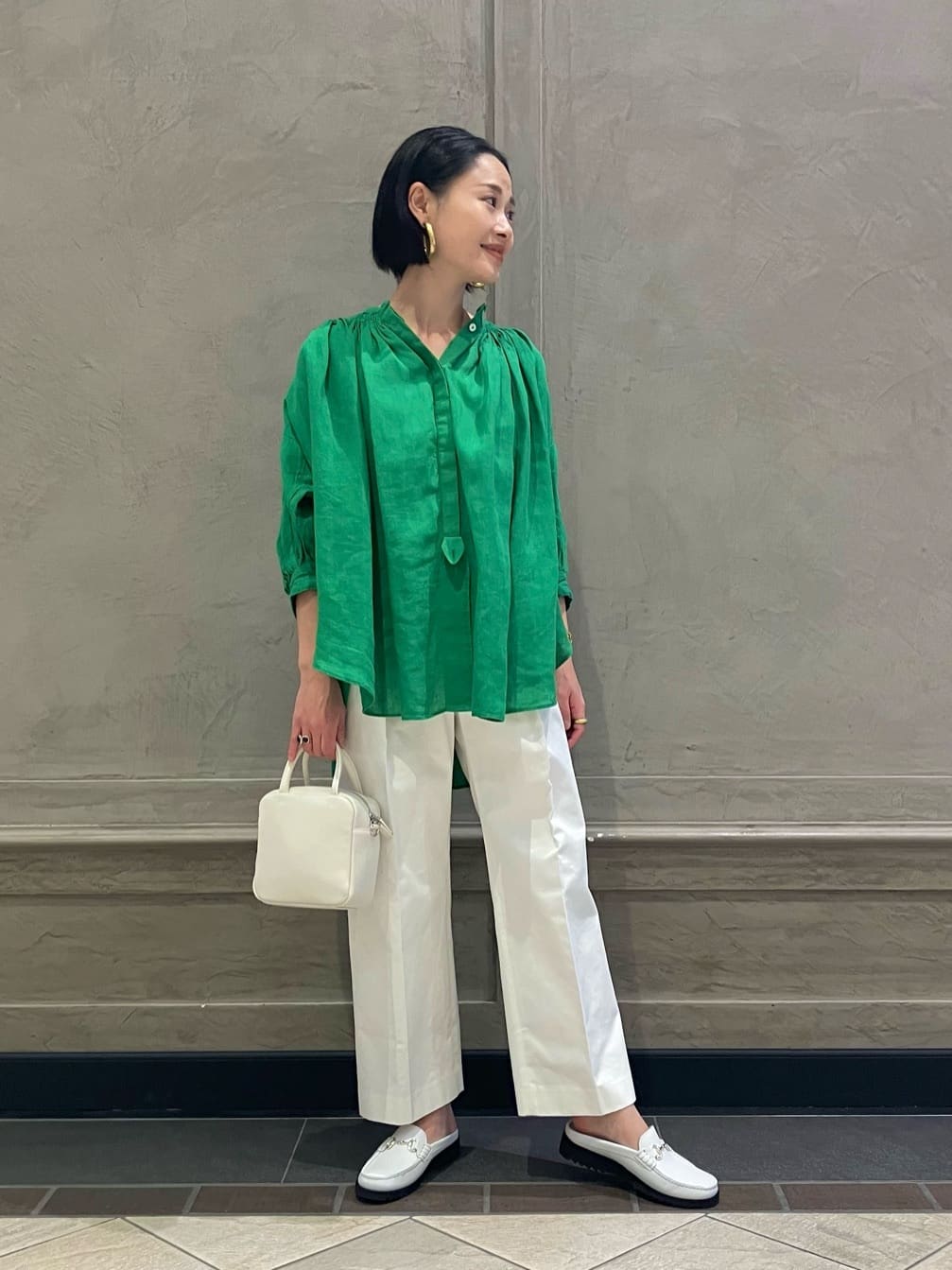 夏らしいリネンのブラウスの涼しげなコーディネート。細身のパンツ合わせも素敵ですが今回は少しワイドなパンツでリラックス感のあるスタイリングに。小物はホワイトでまとめ、ややきちんと感のあるアイテムをプラス。