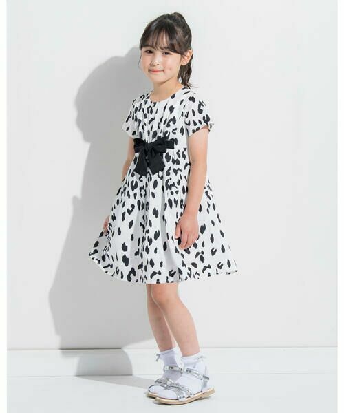 レオパード柄のひざ上丈ワンピース。
肌触りがなめらかで、上品な光沢と張りが特徴の綿サテン素材を使用しており、カジュアルさと上品さを備えた表情が魅力。
デシン素材を使用し、少し落ち感のある大きめなリボンがおしゃれなデザインアクセントになっています。
リボンはホックで簡単に取り外し可能なので、お洗濯の際にも安心。
BeBeらしいシックで大人顔なモノトーンスタイリングにぴったりの1着です。
同素材でスカート(1111-44507)もご用意しておりますので、姉妹でのリンクコーデもおすすめ。