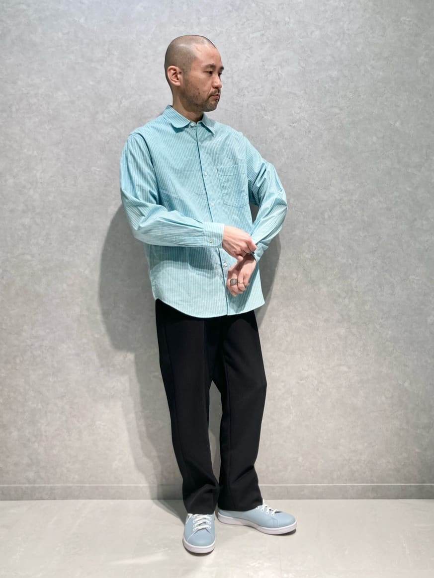 軽やかなストライプ柄のシャツにスラックスを合わせたきれいめコーディネートです。

明るめのトップスでも黒いパンツを合わせる事で上品な印象になります。