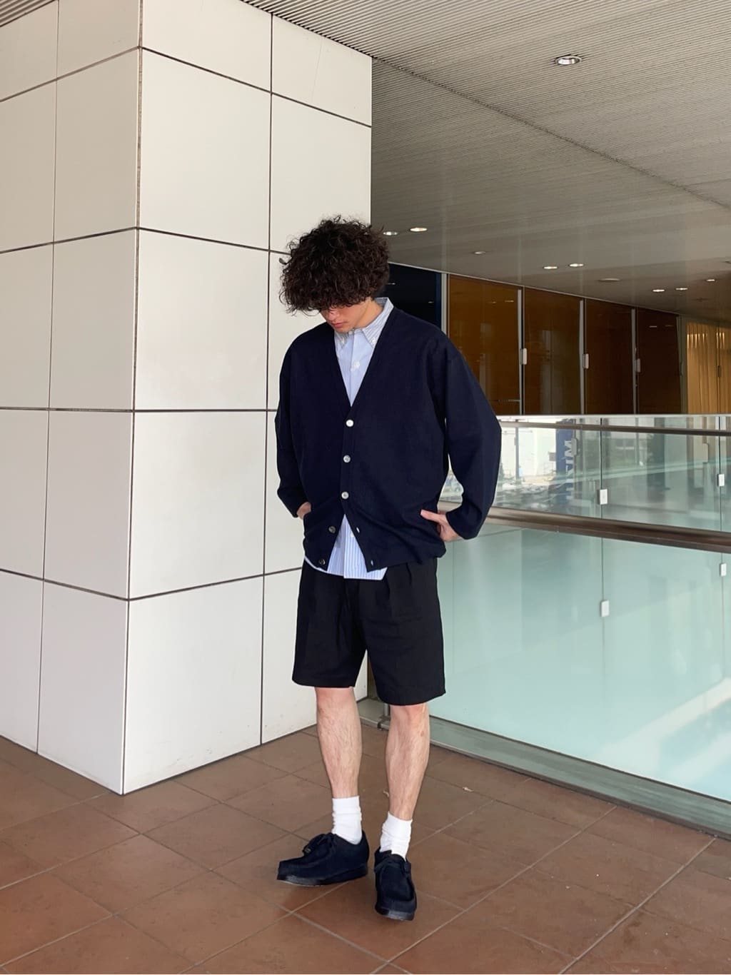 ハーフパンツのカジュアルさにシャツとカーディガンでまとめてみました。