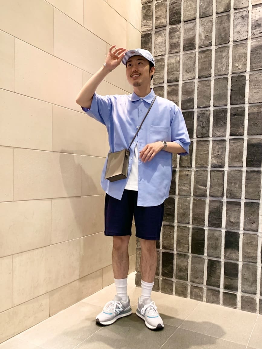 ブルーのグラデーションを意識しました。
シャツとバッグはキレイめな印象。
他のアイテムはカジュアルでバランスを取りました。