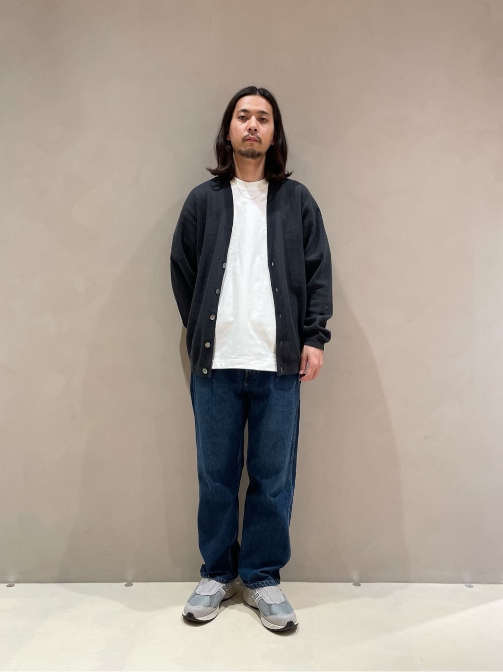 夏の冷房対策にも使えるカーディガンをデニムとシンプルにコーディネートしました。ショーツとの合わせもオススメです。