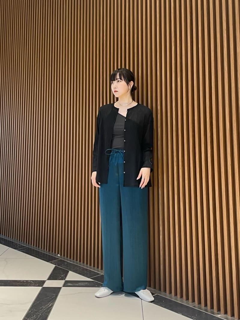 【コーディネートポイント】
テーマ"気持ち夏"

サラッとした質感で揃えて
コットンキャミワンショルダーで抜け感と夏っぽさを出しつつ
でもやっぱり肌寒いのでカーディガンで温度調節。