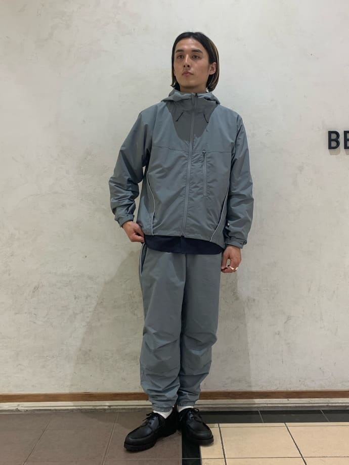 【コーディネートポイント】
シャツとボートシューズを色合わせして、統一感を出しました。両方とも綺麗目な印象ですが、ギアっぽいアイテムと合わせることによりメリハリとファッション感度を上げました。チラッと見えるレーヤードがポイントです。