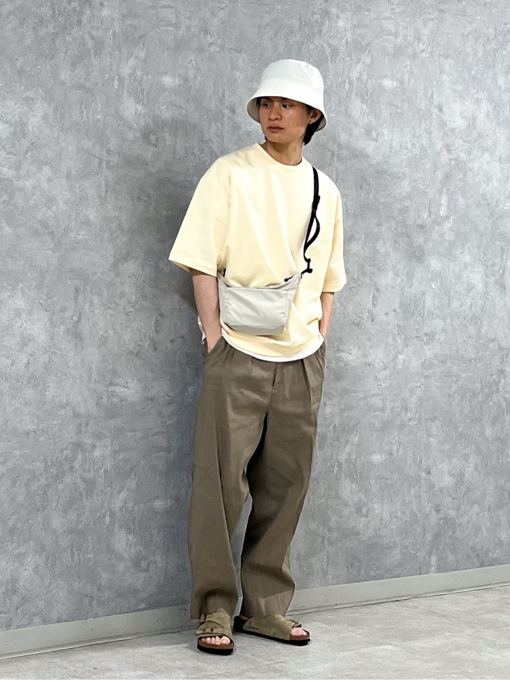 【コーディネートポイント】
シャーベットの色味は発色も良くコーディネートの主役にもってこいです！
ベージュのパンツと合わせてトーンを合わせたのがポイントです！
夏らしいサンダル合わせがオススメです！