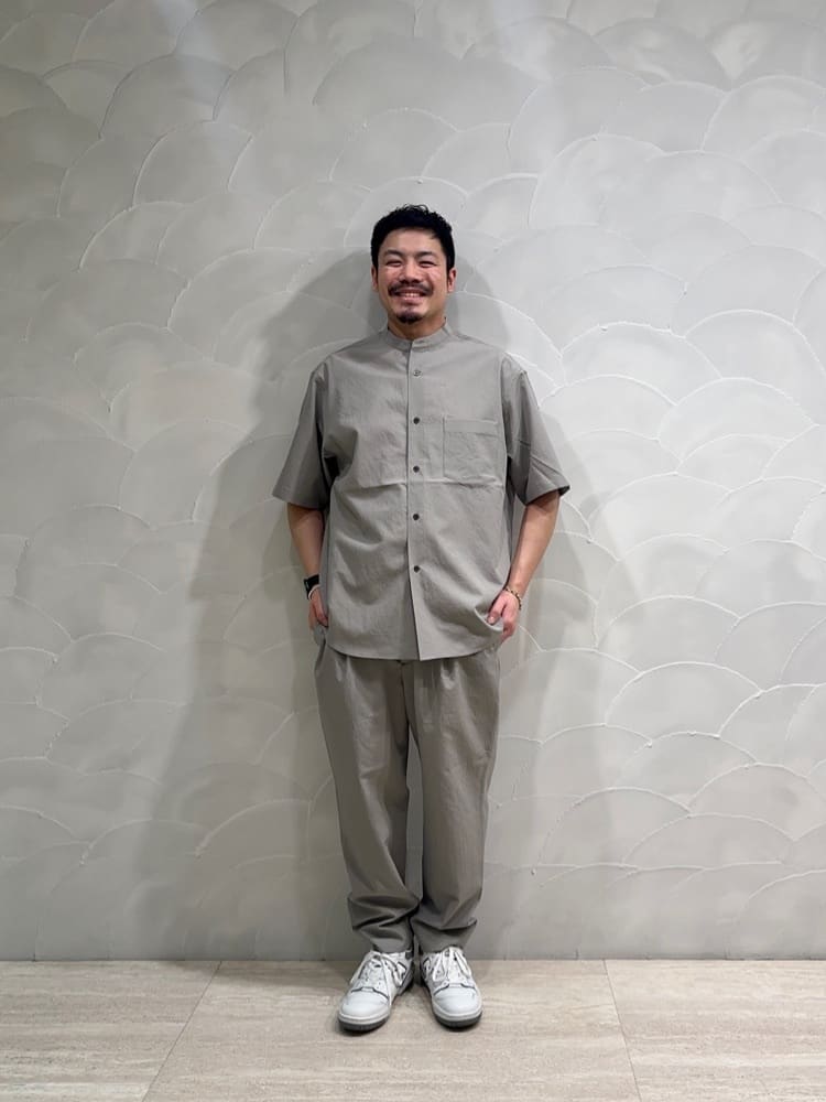 【コーディネートポイント】
KOMATSU PACKのセットアップでコーディネートを組みました。
肌離れの良い生地がこれからの季節に活躍してくれそうです。