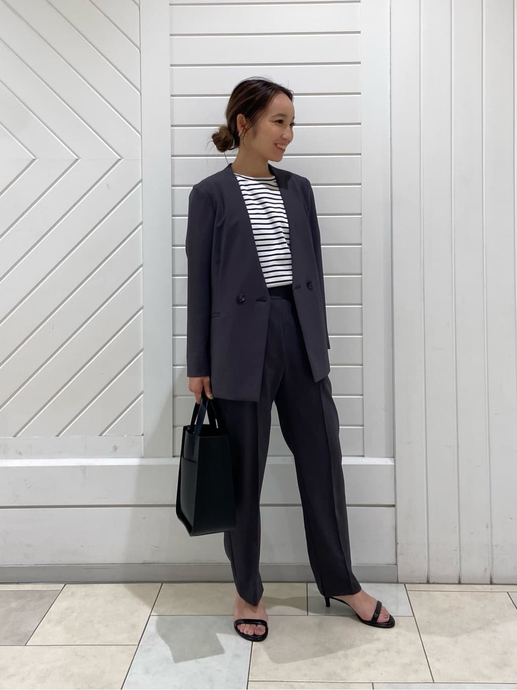 【コーディネートポイント】
ダークグレーのセットアップで合わせ、お仕事や綺麗めに合わせられるコーディネートに致しました。
ボーダーのカットソーをワンポイントにし、
全体的に暗くなりすぎないようにスタイリングしました。