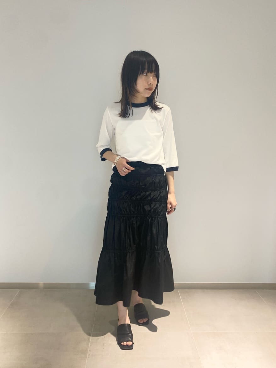 【コーディネートポイント】
カジュアルなリンガーTに女性らしいタイトスカートを合わせたMIXスタイルです。
子供っぽく見えないよう、ヒールのサンダルやアクセをプラスしました。