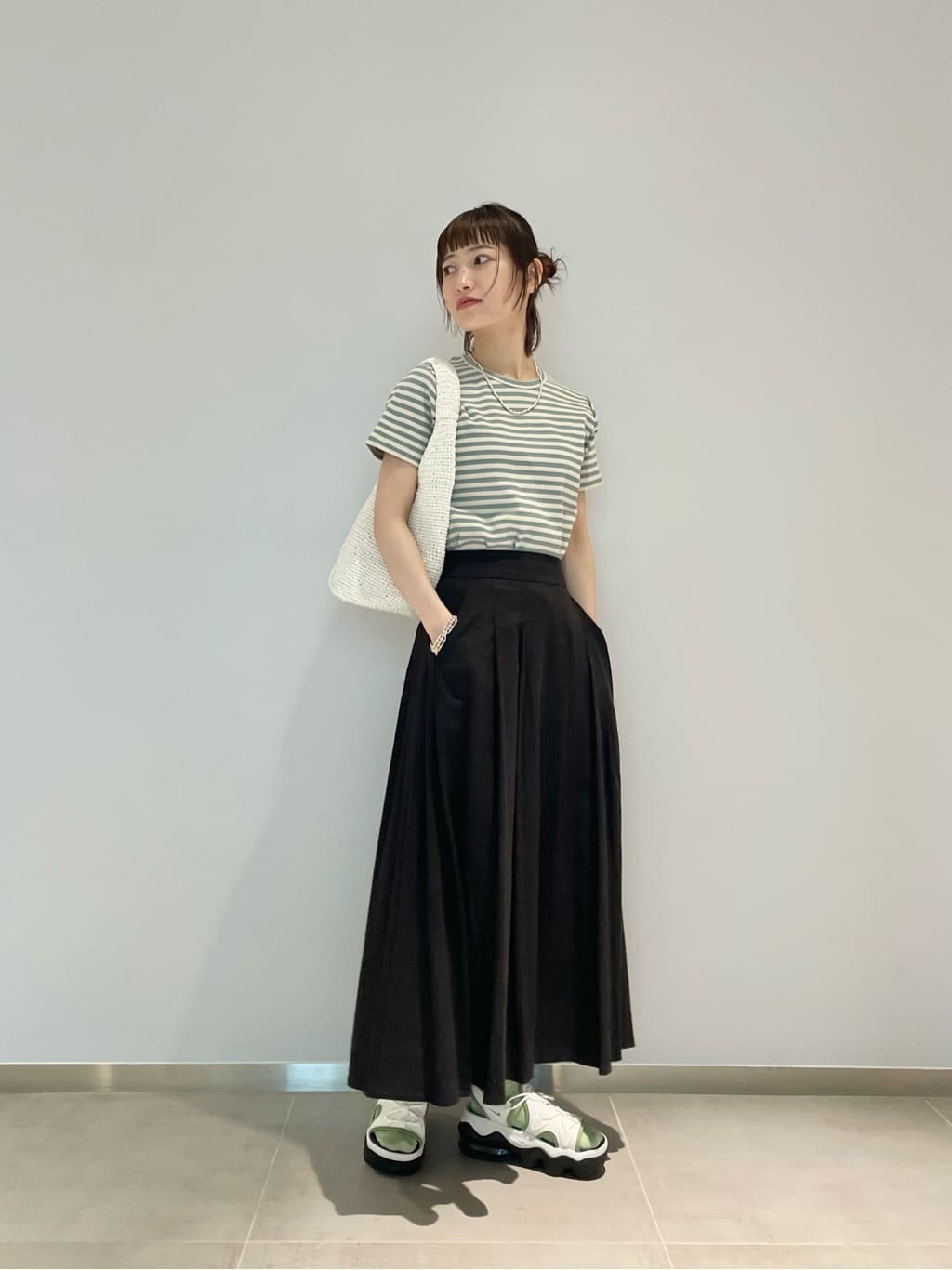 【コーディネートポイント】
フェミニン×スポーティなコーディネートです。
ブラックのロングスカートを夏らしく爽やかに着られるよう、色合わせにこだわりました。