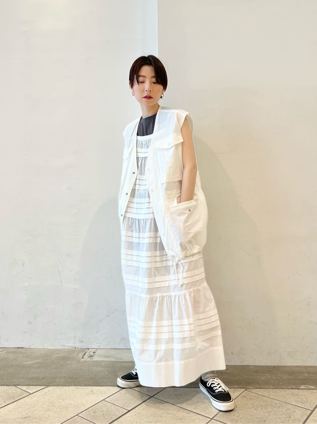 【コーディネートポイント】
フェミニンなワンピースに、ストリート感を加えたMIXコーディネートです。