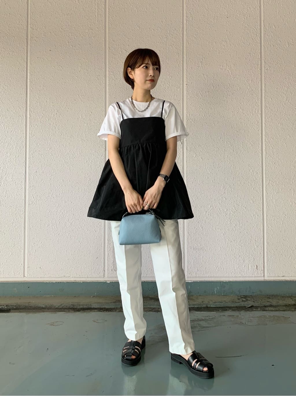 
【コーディネートポイント】
フェミニンな印象になるキャミソールに、Tシャツとベイカーパンツを合わせてカジュアルにまとめました。色物のバッグを合わせることで夏らしい雰囲気になるのでオススメです。