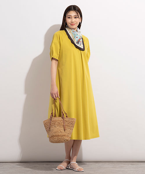 【大きいサイズ/L～３Lサイズ】日差しに映えるカナリアイエローのワンピース。首元にスカーフを巻いてアクセントにしました。