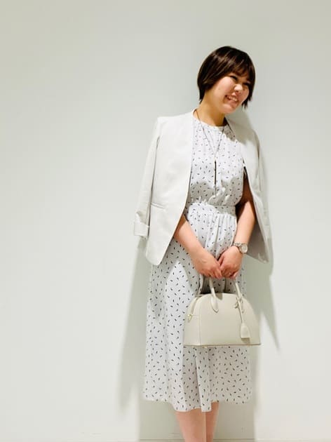 キレイめワンピース❁

オリジナルキカプリントにジャケット合わせできちんと感も✨

ウエストをベルト切り替えでマークしてる為
きちんと感があり、またスタイルアップ効果も‪👍🏻 ̖́-‬

袖はラグランスリーブのフレアシルエット！

ジャケットはＶカラーなのでらスッキリ見え抜群です!!