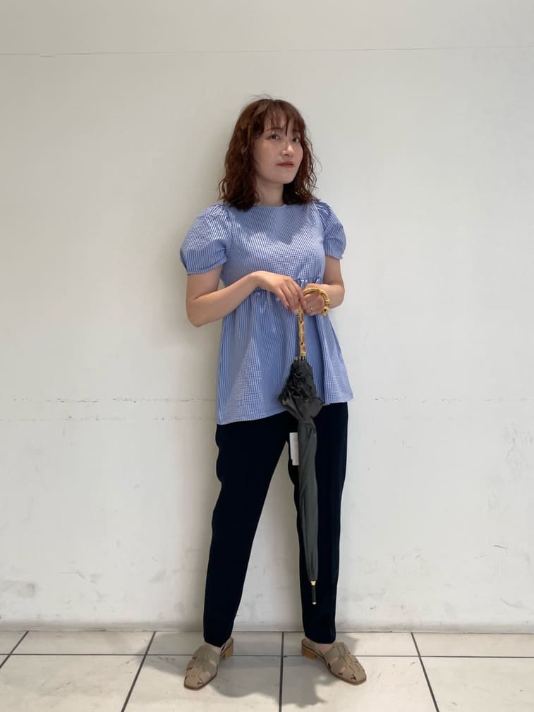 【コーディネートポイント】
MAKE BETTER THINGS(メイク ベター シングス)のコラボアイテムを使い、オフィス向けのコーディネートを組んでみました！
トップスは爽やかなサッカー生地なので、見た目もそうですが、サラリとした着心地が◎
パンツは履くだけで美シルエットになり、色んなシーンで活躍してくれそうです！