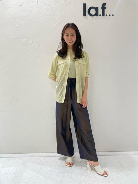 画像では伝わりずらいですが、細かいラメ感のある綺麗な糸を使ったニットです✨✨
是非アンサンブルでどうぞ❣️

パンツも光沢がとっても上品で、この発色は人と被らないのでオススメです🥰