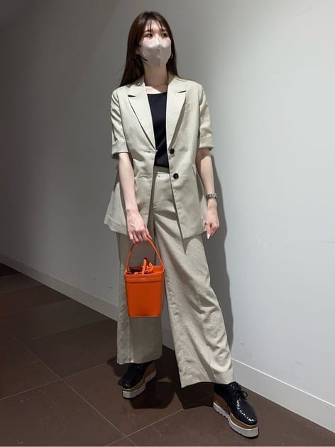 シワになりにくく吸水速乾という、夏にぴったりの素材。お仕事でもお出かけでも使える便利なセットアップとなってます✨パンツのウエスト後ろはゴム仕様で履き心地抜群◎