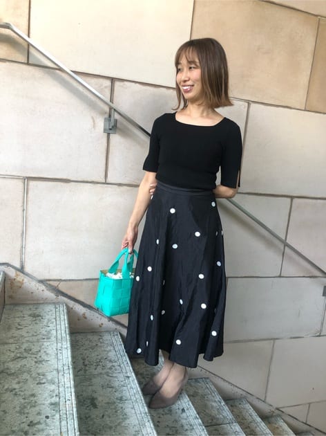 一枚でサラッとお出かけできるワンピースです。胸元も開きすぎず詰まりすぎずスッキリきれます。水玉はワンポイントでカラー入れるのも素敵です。