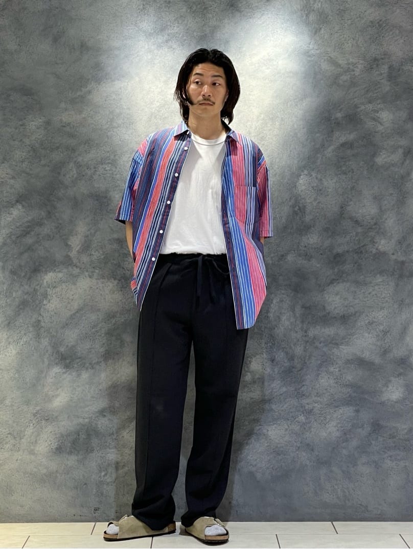 【コーディネートポイント】
インパクトのある配色のシャツを軸にパンツとサンダルは品良くまとめました。