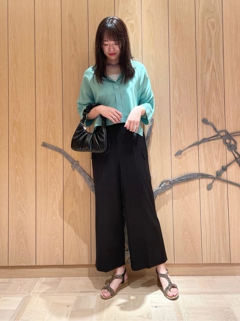 ブラウス▼
シアー素材は夏でも涼しげに🍧🍃
ボタンを開けて着崩すのもおしゃれです✨

袖は肘まで隠してくれるので細見えするのが嬉しいところ◎

パンツ(着用サイズ11号)▼
トレンドのカーゴパンツはワイドになっていて、カジュアルすぎず大人な印象にしてくれます✨

素材がサラッとしていて汗をかいてもベタつきません！😳
これからの季節に最適なパンツです💓