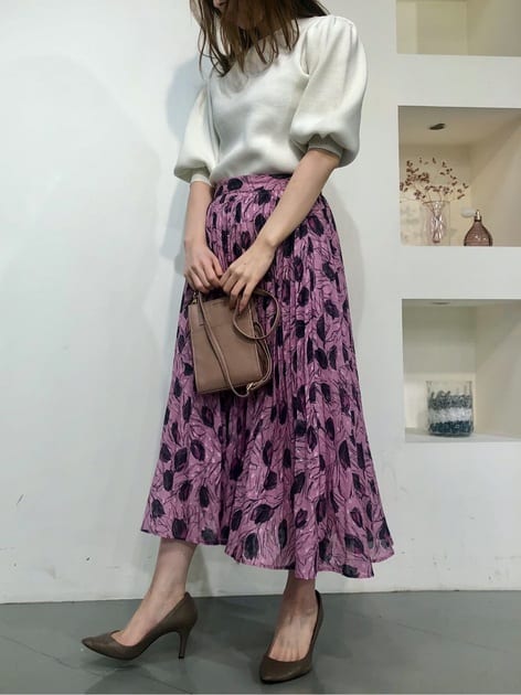 パフスリーブのお袖のポワン感がとっても可愛いトップス！
ふわっともちもちしたニットで着心地抜群◎
とても軽量なのでラクチンなのもポイントです✨

スカートはチューリップ柄のプリーツスカートです🌷
キラッと光る生地なので、履くだけで華やかなコーディネートになります！